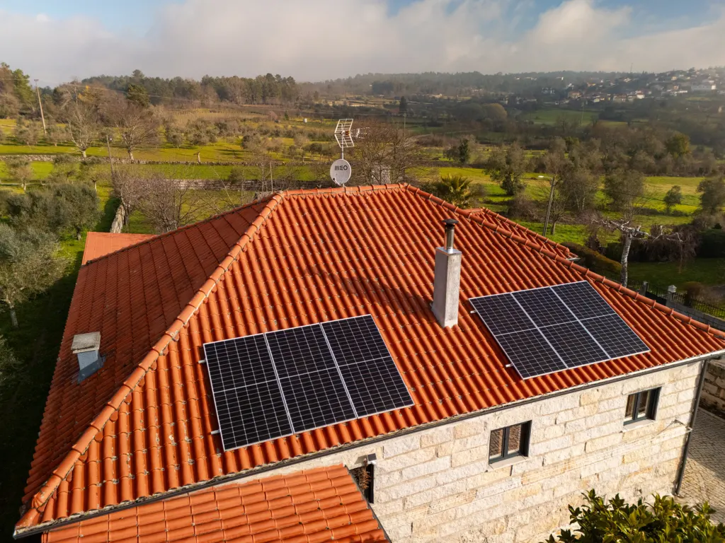 Instalação fotovoltaica em telhado, fotografia aérea de drone — obra JP Solar Solutions