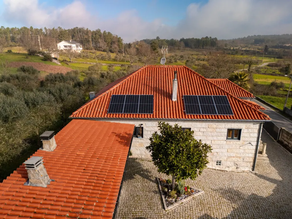 Instalação fotovoltaica em telhado, fotografia aérea de drone — obra JP Solar Solutions