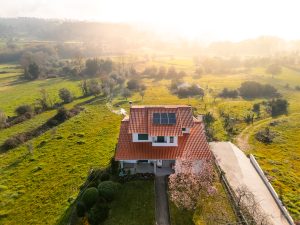 Painéis solares instalados em cobertura de habitação, fotografia aérea — JP Solar Solutions