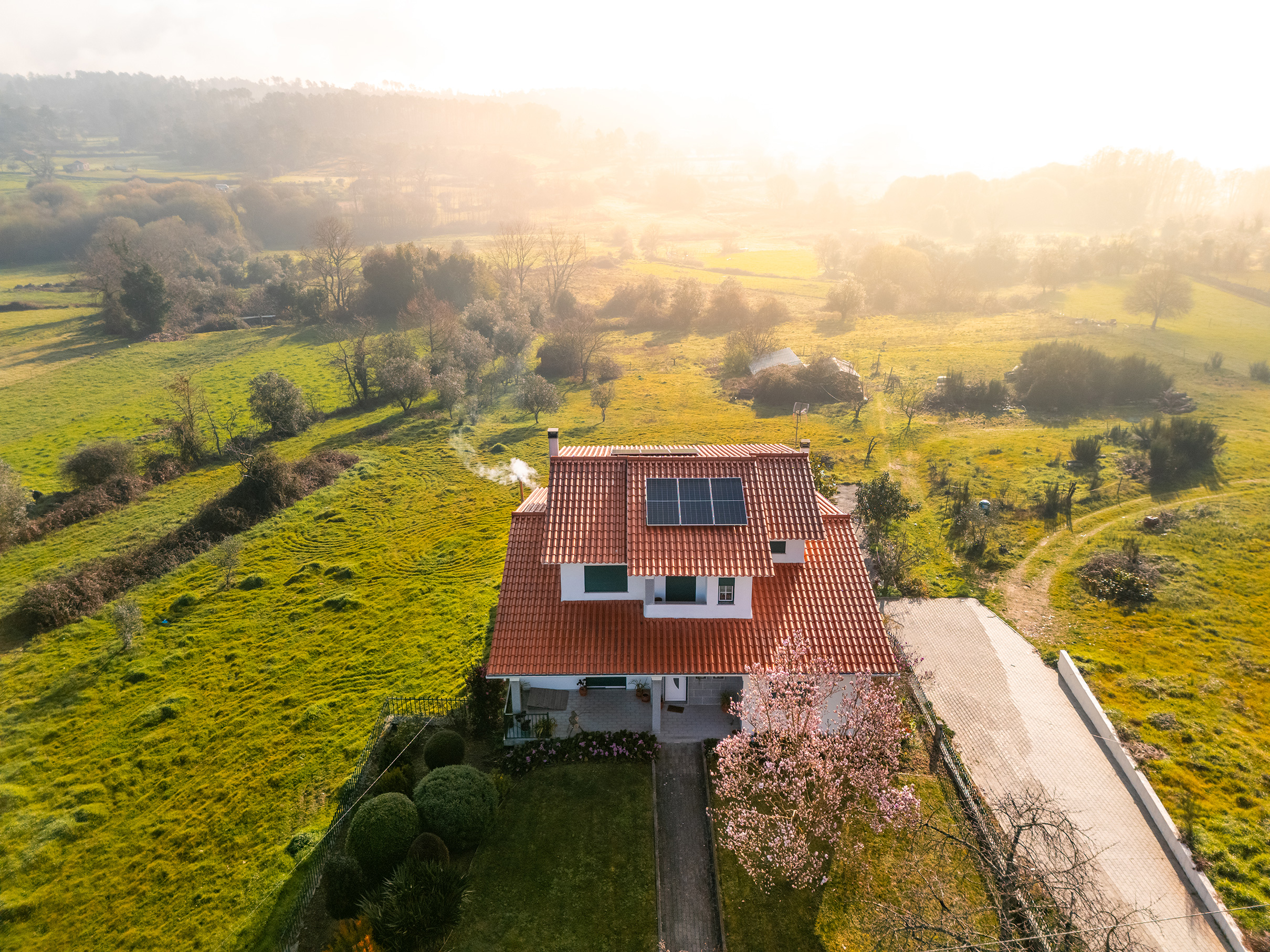 Painéis solares instalados em cobertura de habitação, fotografia aérea — JP Solar Solutions