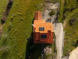 Instalação de painéis fotovoltaicos em telhado, vista de drone — JP Solar Solutions