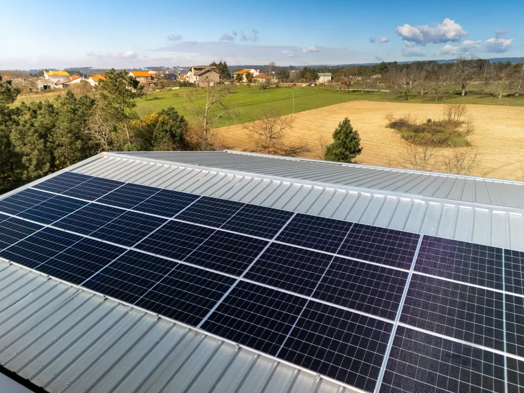 Instalação fotovoltaica em telhado, fotografia aérea de drone — obra JP Solar Solutions