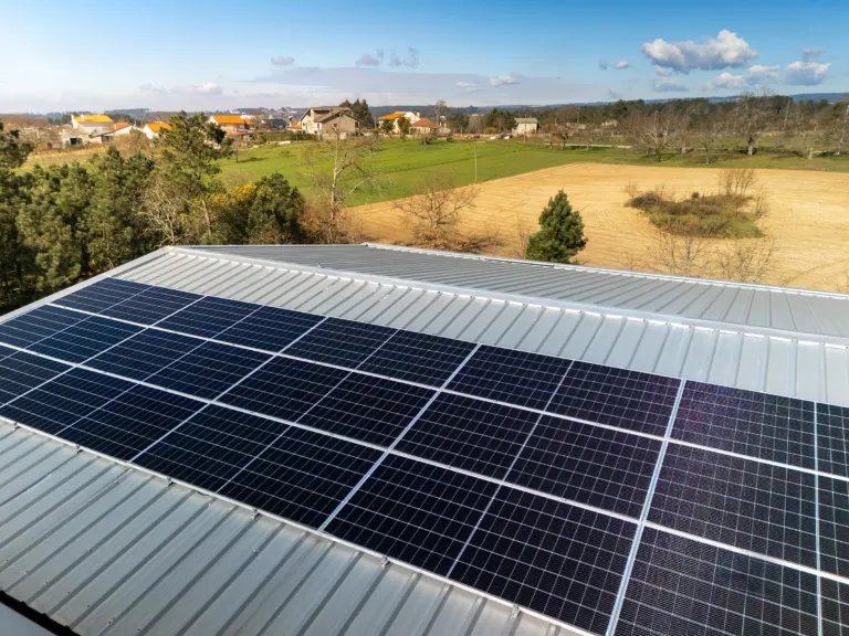 Instalação fotovoltaica em telhado, fotografia aérea de drone — obra JP Solar Solutions