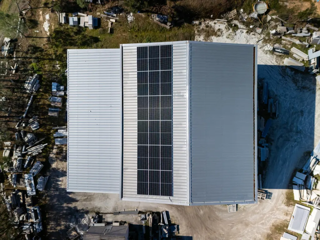 Instalação fotovoltaica em telhado, fotografia aérea de drone — obra JP Solar Solutions
