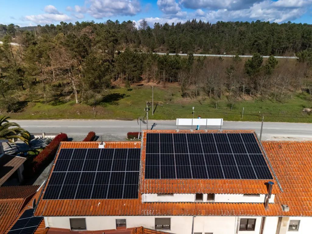 Instalação fotovoltaica em telhado, fotografia aérea de drone — obra JP Solar Solutions
