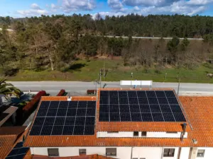 Instalação fotovoltaica em telhado, fotografia aérea de drone — obra JP Solar Solutions