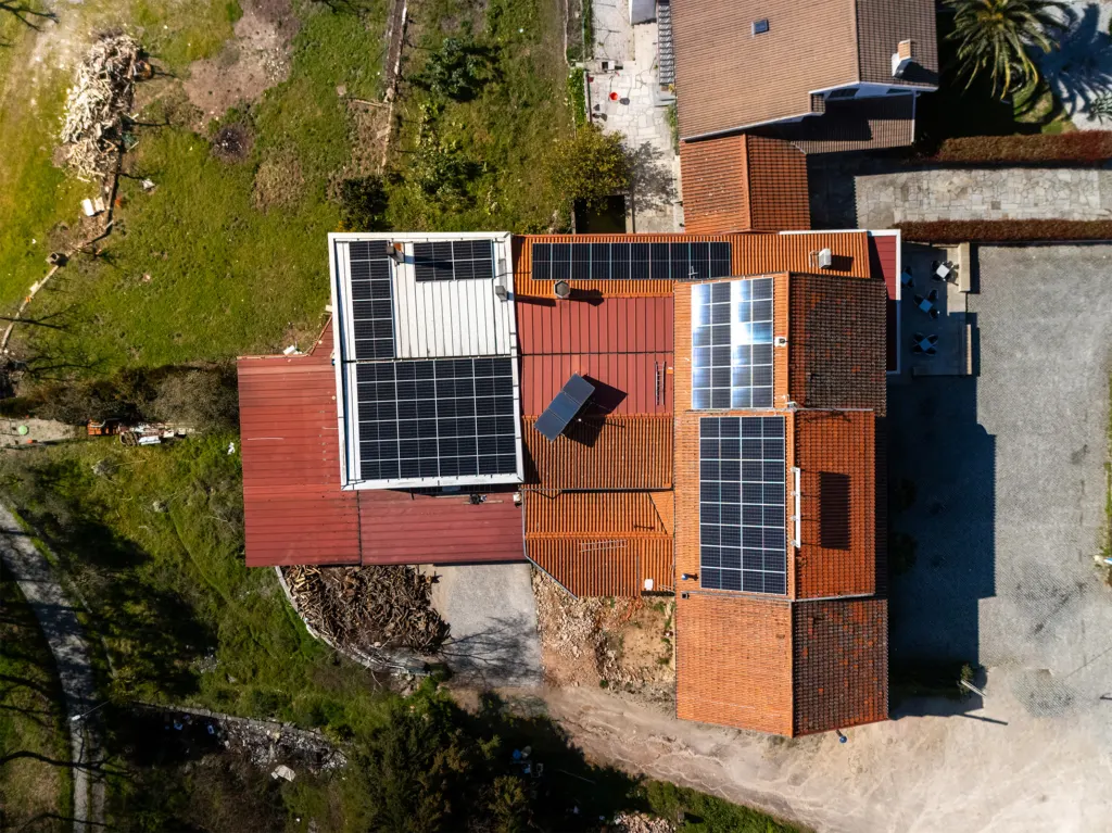 Instalação fotovoltaica em telhado, fotografia aérea de drone — obra JP Solar Solutions