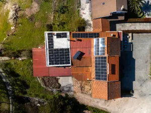 Instalação fotovoltaica em telhado, fotografia aérea de drone — obra JP Solar Solutions