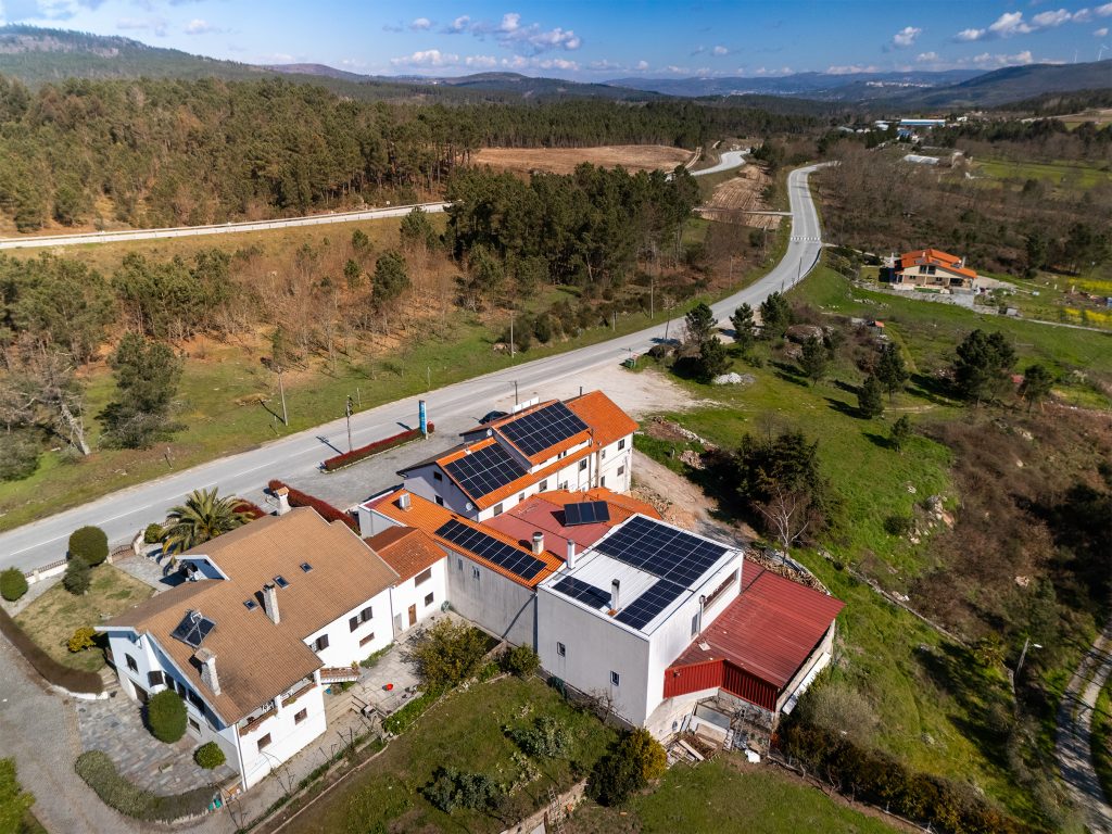Sistema fotovoltaico de autoconsumo em telhado, vista aérea — instalação JP Solar Solutions