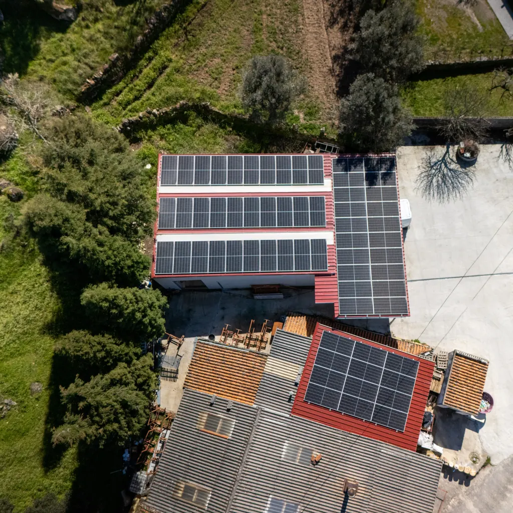 Instalação fotovoltaica em telhado, fotografia aérea de drone — obra JP Solar Solutions