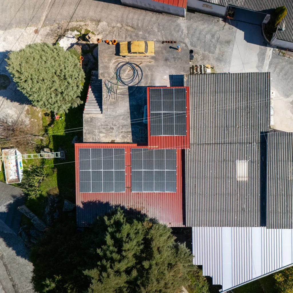 Instalação fotovoltaica em telhado, fotografia aérea de drone — obra JP Solar Solutions
