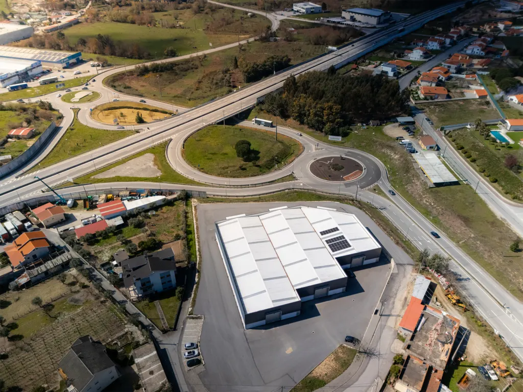 Instalação fotovoltaica em telhado, fotografia aérea de drone — obra JP Solar Solutions