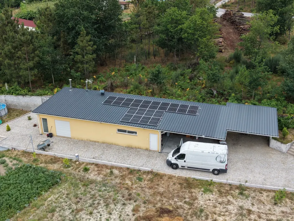Painéis solares na cobertura de chapa de um anexo em Castro Daire