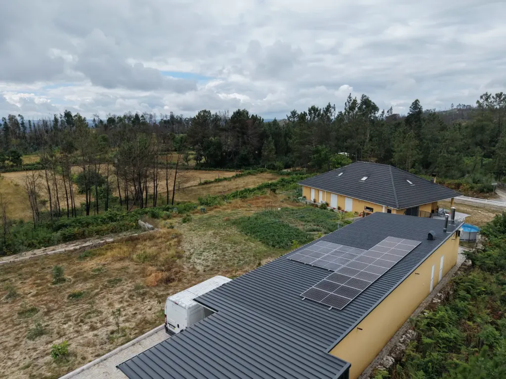 Vista aérea dos 12 painéis solares no anexo, em Castro Daire