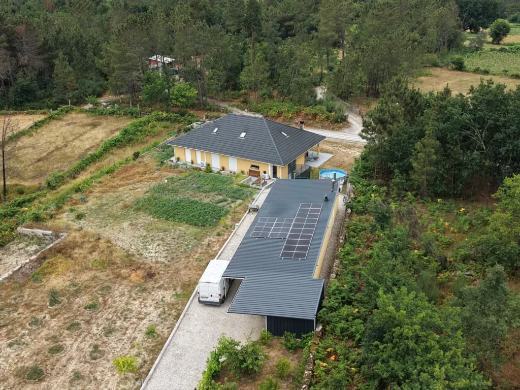 Casa e anexo com painéis solares em zona rural de Castro Daire