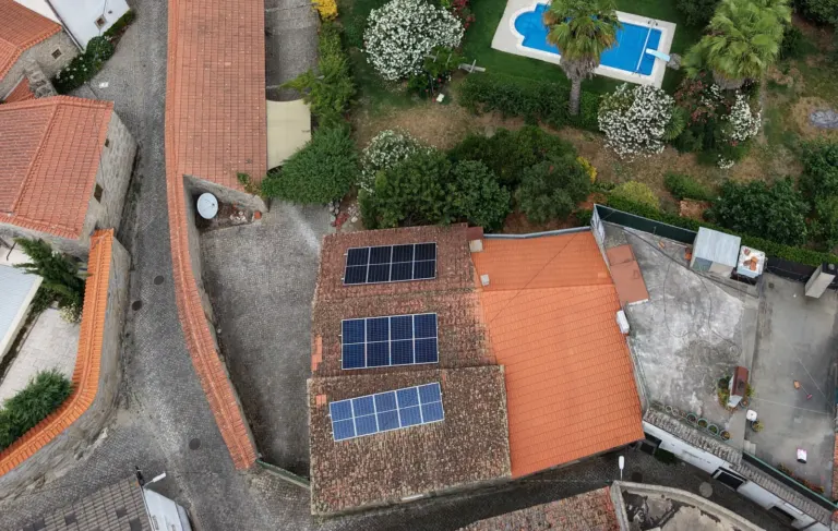 Painéis solares em três grupos num telhado de telha em Mangualde