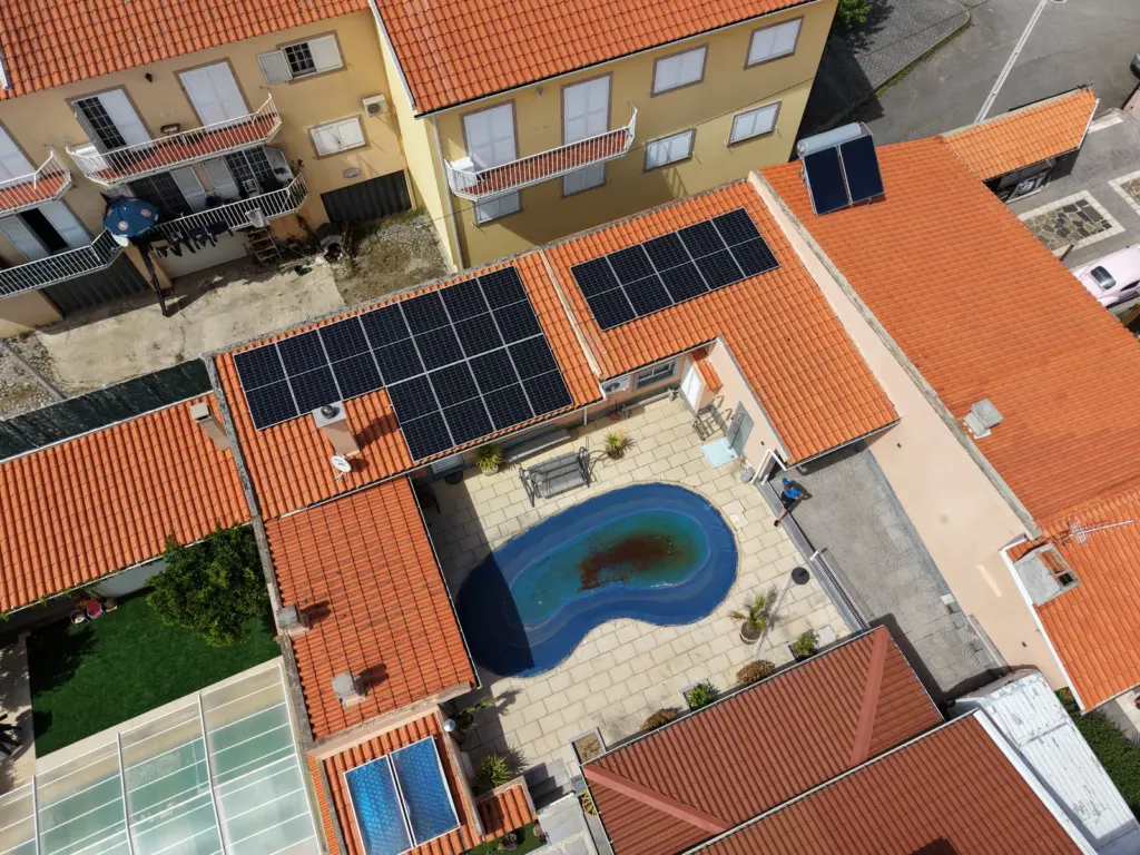Painéis solares em telhado de telha cerâmica em Vila Nova de Foz Côa, vista de drone