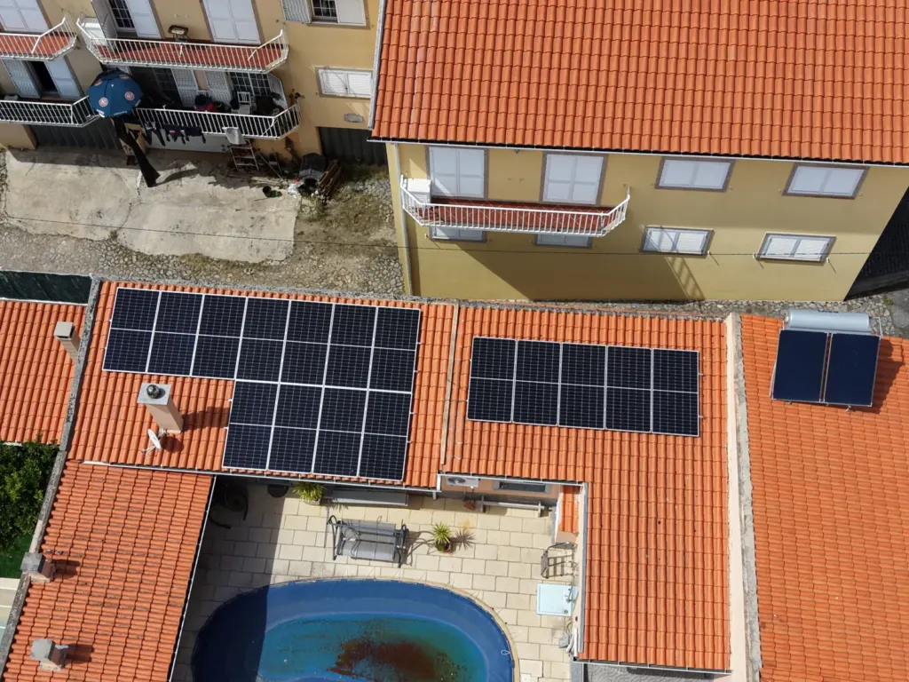 Dois grupos de painéis solares em telhados de telha em Vila Nova de Foz Côa