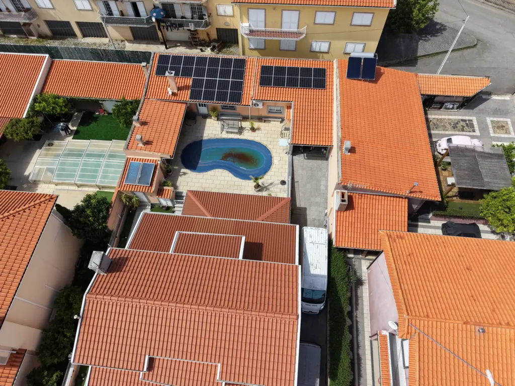 Vista aérea de uma instalação de autoconsumo de 8,8 kWp em Vila Nova de Foz Côa