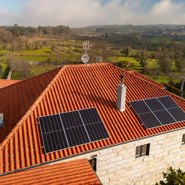 Instalação fotovoltaica em telhado, fotografia aérea de drone — obra JP Solar Solutions