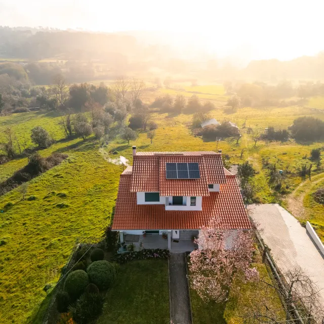 Painéis solares instalados em cobertura de habitação, fotografia aérea — JP Solar Solutions