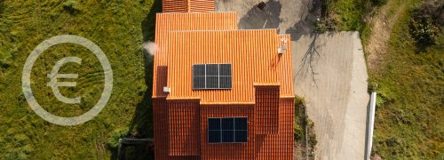 Instalação de painéis solares em telhado, vista aérea — JP Solar Solutions