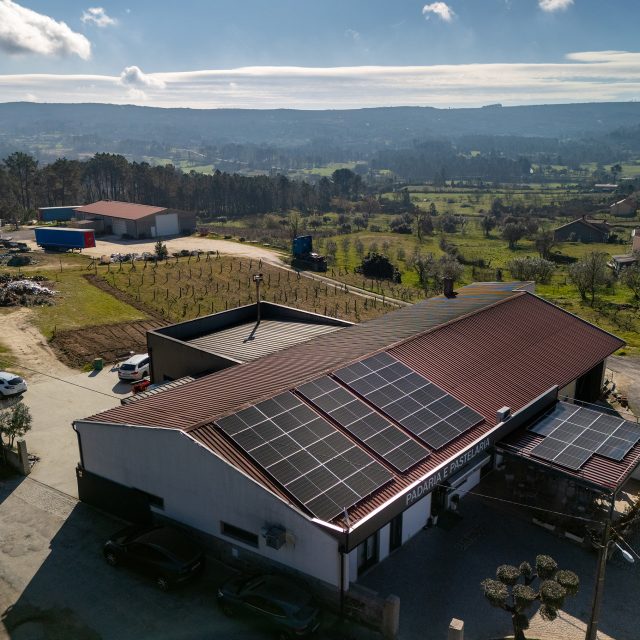 Instalação fotovoltaica em telhado, fotografia aérea de drone — obra JP Solar Solutions