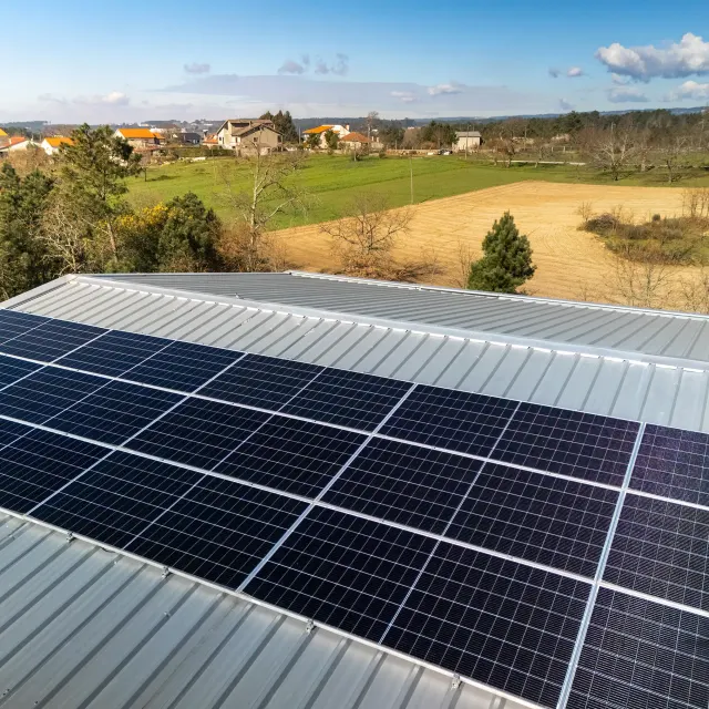 Instalação fotovoltaica em telhado, fotografia aérea de drone — obra JP Solar Solutions