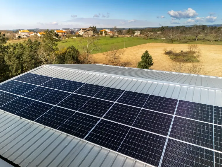 Instalação fotovoltaica em telhado, fotografia aérea de drone — obra JP Solar Solutions