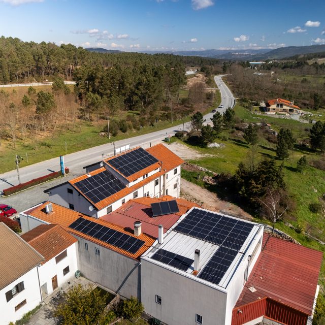 Instalação fotovoltaica em telhado, fotografia aérea de drone — obra JP Solar Solutions