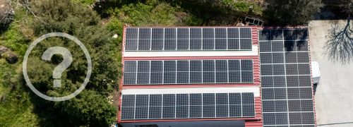 Painéis fotovoltaicos em telhado de moradia, fotografia de drone — JP Solar Solutions