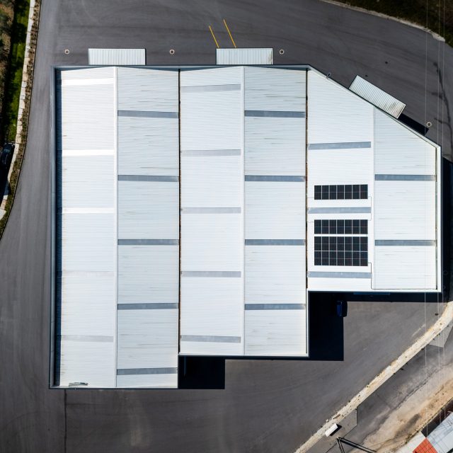Instalação fotovoltaica em telhado, fotografia aérea de drone — obra JP Solar Solutions