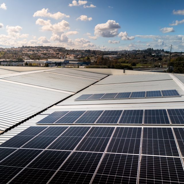 Instalação fotovoltaica em telhado, fotografia aérea de drone — obra JP Solar Solutions