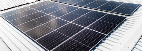 Instalação fotovoltaica em telhado, vista aérea de drone — obra da JP Solar Solutions no Centro de Portugal